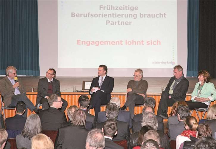 Heftig diskutiert wurde auf dem Podium beim überaus gut besuchten Fachkräftegipfel Rhein-Voreifel.StF