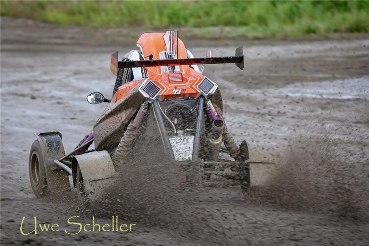 Heftige Regenschauer sorgten in Oschersleben für anspruchsvolle Streckenbedingungen. Trotz der schwierigen Verhältnisse zeigte Junis Holzleitner eine starke Leistung auf der rutschigen Strecke.