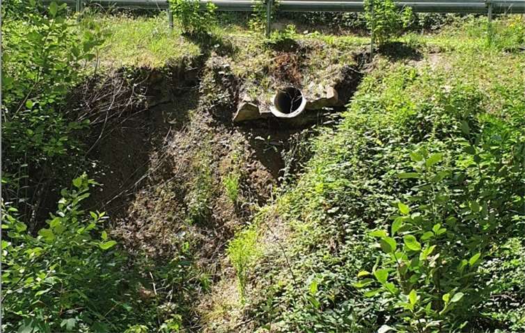 Heftiger Starkregen hat viele Teile der Böschung erheblich beschädigt. Foto: LBM