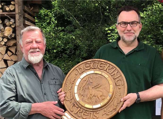 Hegeringleiter Heinrich Pister (links) überreichte dem Erstplatzierten Franz-Günter Zeiger die Ehrenscheibe.
