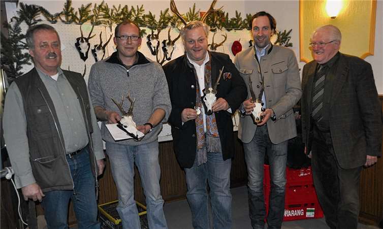 Hegeringleiter Udo Diehl vergab die Ehrungen für die besten Rehgehörne an (v. l.) Andreas Käßmair (Gold), Frank Asbeck (Bronze) und Philipp Hinzen (Silber) im Beisein von Horst Hoffmann. AB