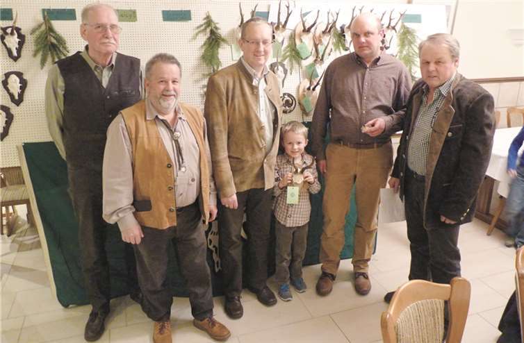 Hegeringleiter Wirfried Fronnert (rechts) und sein Stellvertreter Peter Schäfer (2. von links) beglückwünschten die Jäger, die die schönsten Trophäen ausgestellt hatten.A. Schmitz