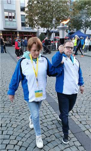 Heidemarie Meyer und Manuel Cornelius trugen die Fackel von der Bühne weg, um die Spiele zu beenden. Quellen: RMW