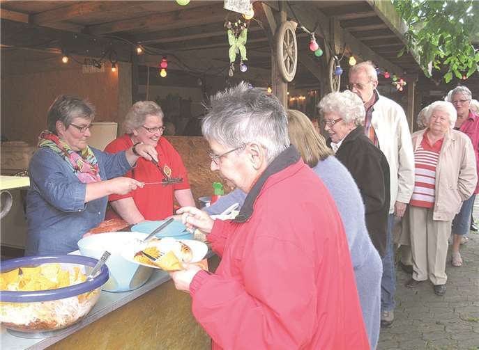 Heidi Bell und Hermine Stark bei der Verpflegung der Mannschaft.Privat