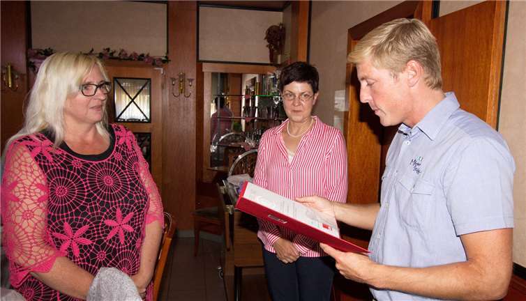 Heidi Dedenbach wurde für 25-jährige Mitgliedschaft in der Partei geehrt.