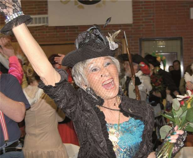 Der Elferrat tanzte Schuhplattler Heidi (Hans-Dieter Baunach) und der Alm-Öhi (Arno Seul) machten eine viel belachte Visite bei den Brohler Narren.