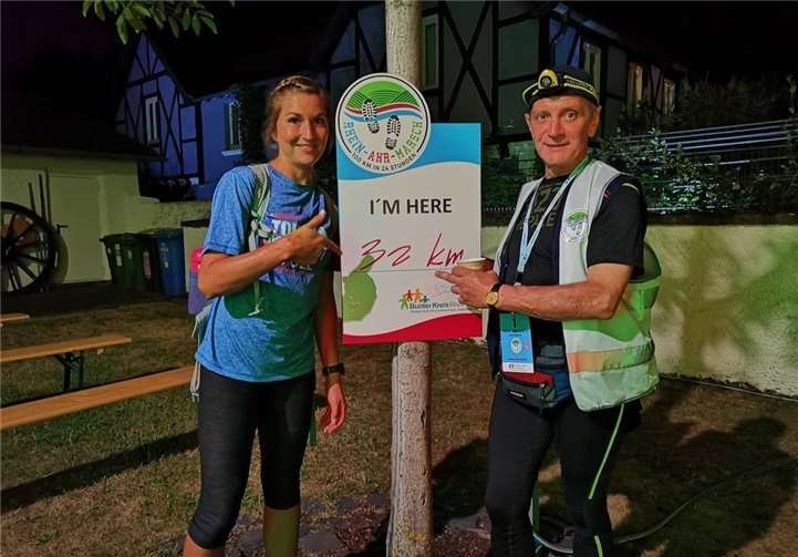 Heidi Lenzen und Alain Bernardy bei Kilometer 32. Beide erreichten nach 16:11 Stunden das Ziel.