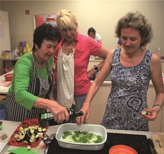 Heidi Rusnack (li.) zeigt, wie’s geht.