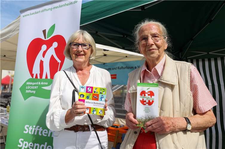 Heidi Wiens (l.) und Erika Meyer zu Drewer beim Altstadtfest an ihrem Stand einer Stiftung auf der Hauptstraße in Meckenheim.