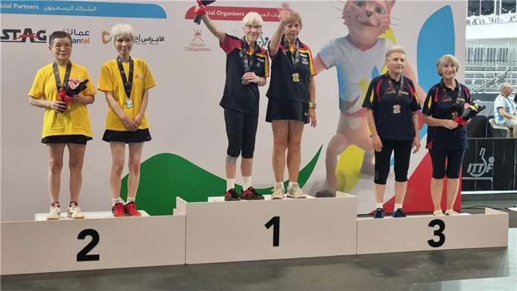 Heidi Wunner zusammen mit ihrer Doppelpartnerin Ruth Schneider am Ziel ihrer Träume: Bei den Weltmeisterschaften der Senioren im Damendoppel im Sultanat Oman errangen sie den Titel.  Foto: Tischtennisverband Rheinland-Hessen