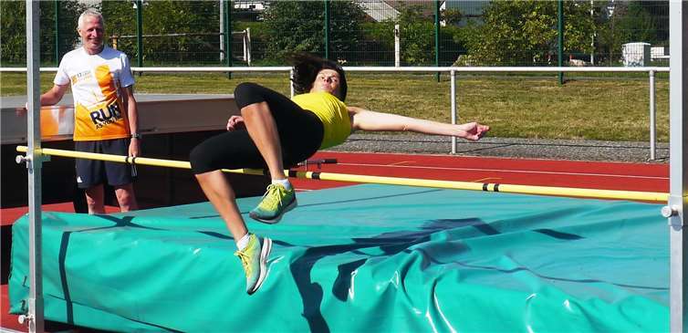 Heike Blum beim Hochsprung.Fotos: Dietrich Rockenfeller/Lauftreff Puderbach