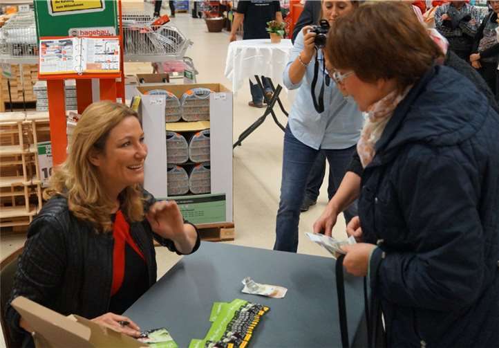 Heike Boomgarden signierte Bücher und CDs für den guten Zweck.