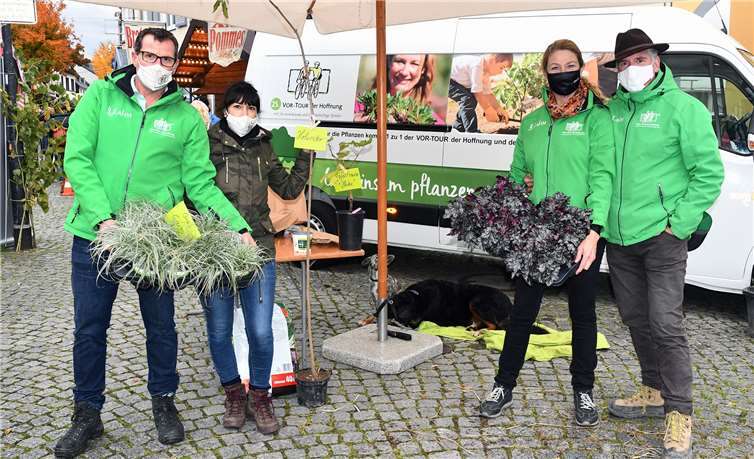 Heike Boomgarden und ihr Team waren mit ihrer Pflanzaktion für den guten Zweck nach Sinzig gekommen. Fotos: RASCH
