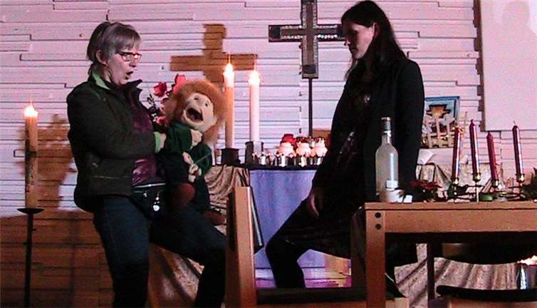 Heike Brodehl hatte etwas für die Kinder vorbereitet und lud, gemeinsam mit Pfarrerin Anne Pollmächer (li.) und ihrer Puppe „Jakob“, zum Kindergottesdienst ein. Privat