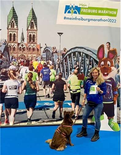 Heike Court mit Hündin Mila bei der Startnummernausgabe in Freiburg.  Foto: Elisabeth Waldorf