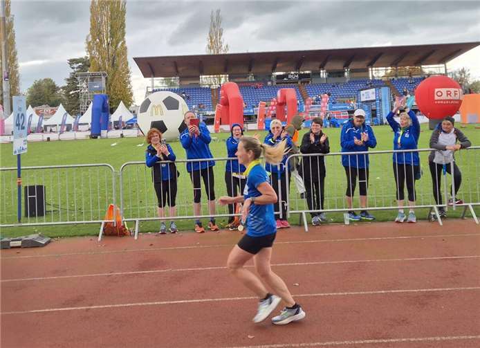 Heike Court wurde bei ihrem Zieleinlauf von den Vereinsmitgliedern für ihr Marathon-Debüt gefeiert.