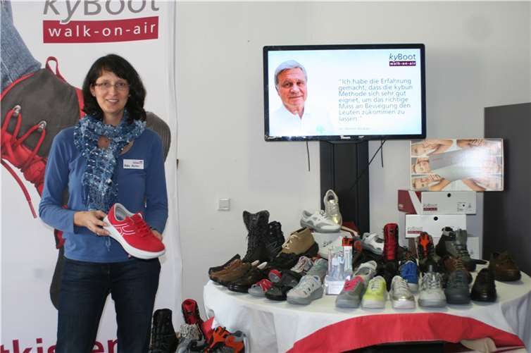 Heike Hähn erklärte die Funktionsweise der Luftkissen-Sohle der kyBoots.