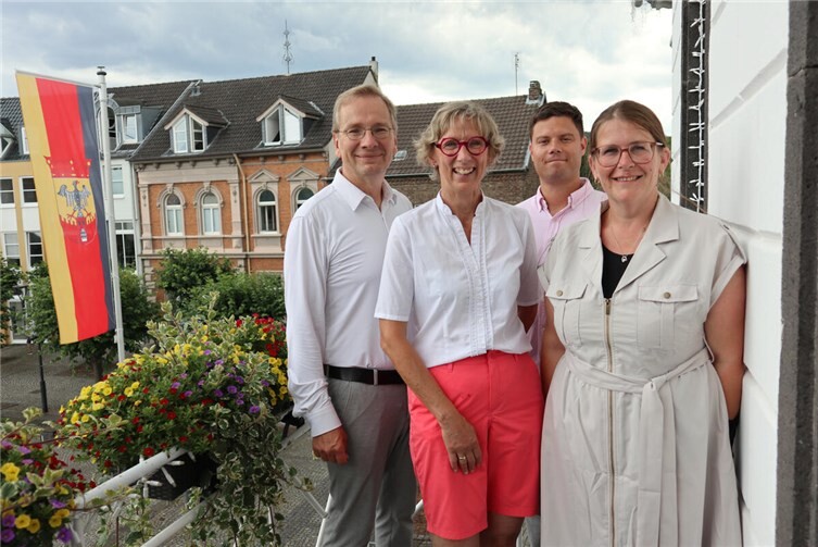 Heike Helfrich-Uschkerat (2.v.l.) wurde von Bürgermeister Andreas Geron (l.), Matthias Schmickler, Vorsitzender des Personalrats (2.v.r) und Kita-Leiterin Carmen Reuter (r.) in den Ruhestand verabschiedet.