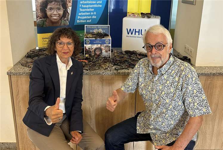 350 Brillen für Bedürftige in aller Welt Heike Hülpüsch und Carlo Wagner. Foto: WHU