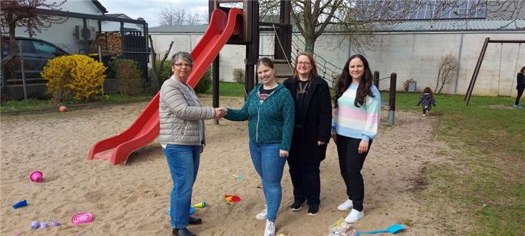 Heike Kohns (links) unterstützt die Arbeit des Fördervereins und erhielt hierfür von den Vorstandsmitgliedern Svenja Illmer, Katja Hohn und Kristina Hoff ausdrückliche Worte des Dankes. Fotos: privat