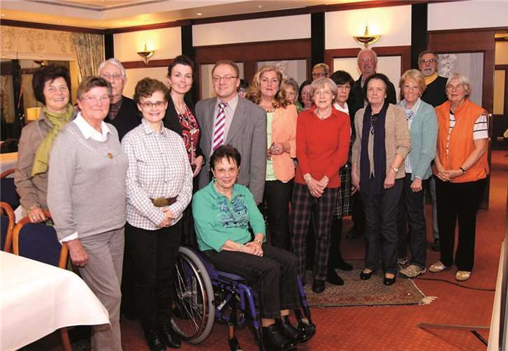 Heike Krämer-Resch (5. v. l.) und Michael Schneider (6. v. l.) bei der Informationsveranstaltung der Frauen-Union