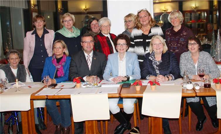 Heike Krämer-Resch (vorne, 3.v.l.) konnte sich über das in ihre Person gesetzte Vertrauen freuen. privat