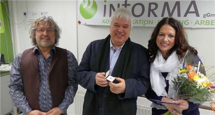 Heike Louis ist immer ihrem Lebensmotto treu geblieben, in eingeschränkten Personen nicht den Behinderten, sondern gleichwertige Menschen mit besonderen Talenten auf Augenhöhe zu sehen.Informa