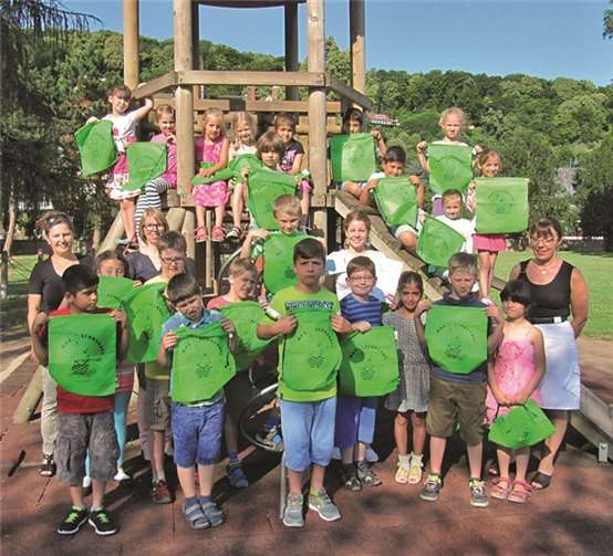 Heike Lück (re.) und Andrea Motz (li.) von der Arbeitsgemeinschaft Jugendzahnpflege gratulieren der Klasse 2d der Grundschule Bad Breisig mit Klassenlehrerin Jennifer Schäfer (2.v.r.) und überreichen mit Claudia Schmittgen (2.v.l.) von der betreuenden Paten-Zahnarztpraxis Michael Breith aus Burgbrohl den Gewinnerpreis.