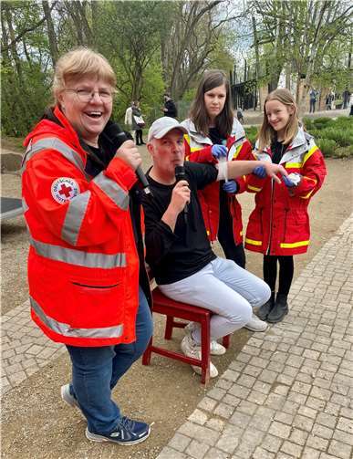 Heike Nick beim Erklären des Themas Verbände beim Familientag der BUGA Freunde Koblenz. Quelle: DRK Koblenz, Ulli Piel