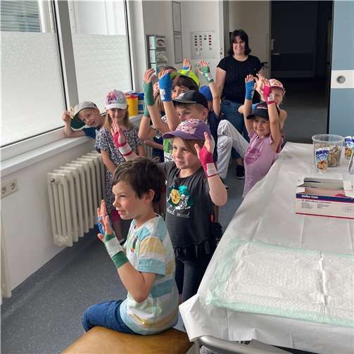 Heike Oerlemanns, Leiterin der zentralen Notaufnahme, legte den Kindern zuerst bunte Verbände an.