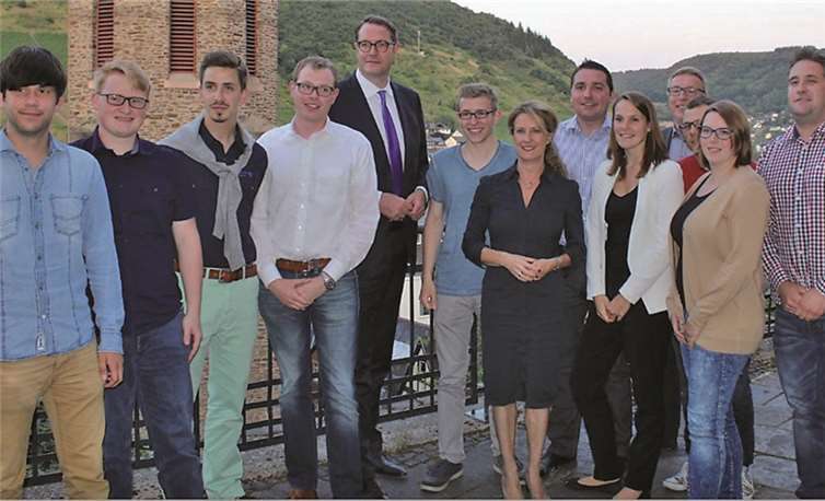 Heike Raab, Benedikt Oster, Alexander Schweitzer mit den Jusos Cochem-Zell. privat