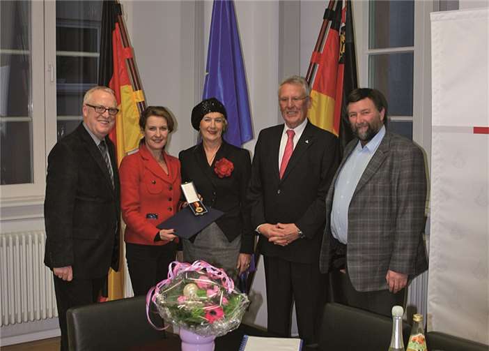 Heike Raab überreicht in einer feierlichen Zeremonie die Verdienstmedaille an Inge Gütler.privat