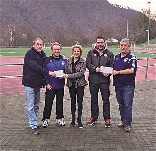 Heike Raab und Benedikt Oster übergaben an die Vorstandsmitglieder der SpVgg einen Scheck. privat