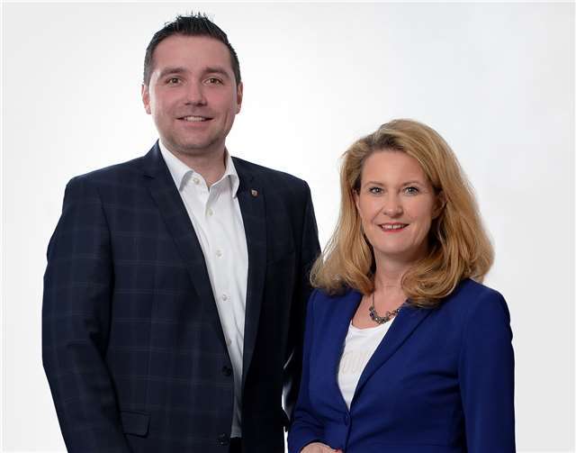 Heike Raab und Benedikt Oster werben für die Corona Warn-App.Foto: SPD