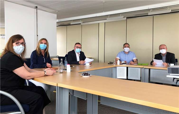 Heike Schäfer (Jugendamt), Siglinde Hornbach-Beckers (Leiterin Fachbereich Jugend, Soziales und Gesundheit) und Landrat Dr. Jürgen Pföhler sprachen im Kreishaus mit Imad Mardo und Werner Rex (ÖFH, v.l.) über die Situation der Flüchtlinge. Foto: Kreisverwaltung/Lenz