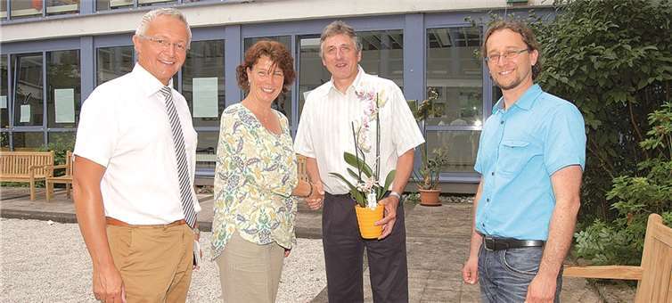 Heike Schlechtendahl-Fröhlich trat jüngst ihre Stelle als Schulsozialarbeiterin an der Realschule plus Puderbach ihren Dienst an. Gemeinsam mit Schulleiter Edmund Mink (2. v. r.), dem 1. Kreisbeigeordneten und Kinder- und Jugenddezernent Achim Hallerbach (l.) sowie dem stellvertretenden Kreisjugendamtsleiter Uwe Kukla stellte sie sich an ihrem neuen Arbeitsplatz vor. privat