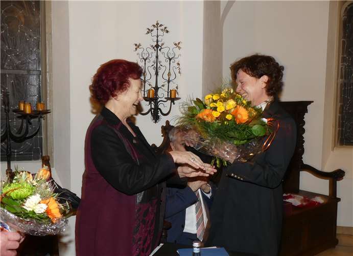 Heike Schmitz, Gattin des neuen Stadtbürgermeisters, erhielt von der Beigeordneten Carola-Stern Gilbaya zum Amtsantritt ihres Mannes einen Blumenstrauß.