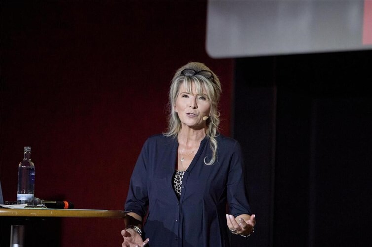 Heike Schönborn zeigte in ihrem Vortrag, was Menschen stärkt, wenn das Leben herausfordert.  Fotos: Olaf Nitz