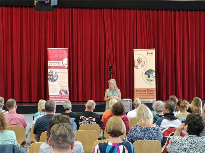 Heike Schönborns inspiriert die Besucher der Stadthalle Montabaur. Foto: Olaf Nitz