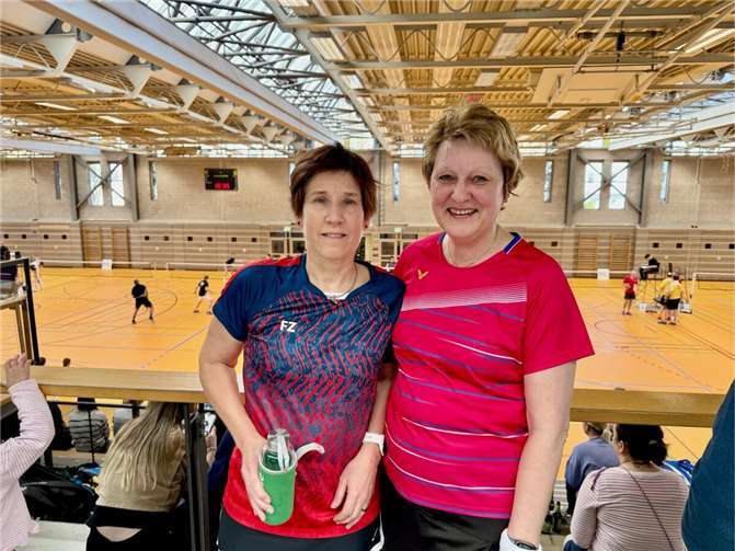 Unkeler Badminton-Oldies mit tollen Erfolgen bei den Südwestdeutschen Meisterschaften Heike Voigt und Claudia Bauch gewannen alle vier Spiele und wurden Meisterinnen in der Altersklasse O 55.