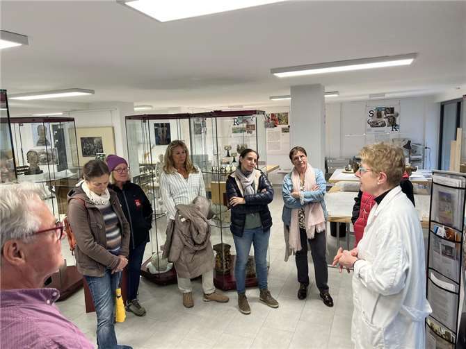 Heike Wernz-Kaiser (rechts) im Schaudepot in der Niederhutstraße.  Foto:Armin Küpper