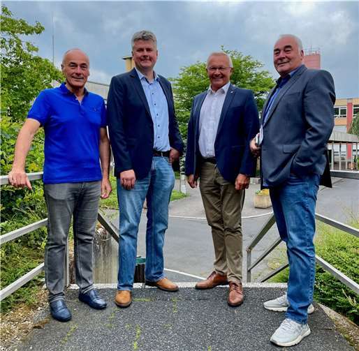 Heiko Glätzner (2.v.l.) traf sich unter anderem mit Landrat Achim Hallerbach (2.v.r.) am Linzer Krankenhaus.  Foto: privat