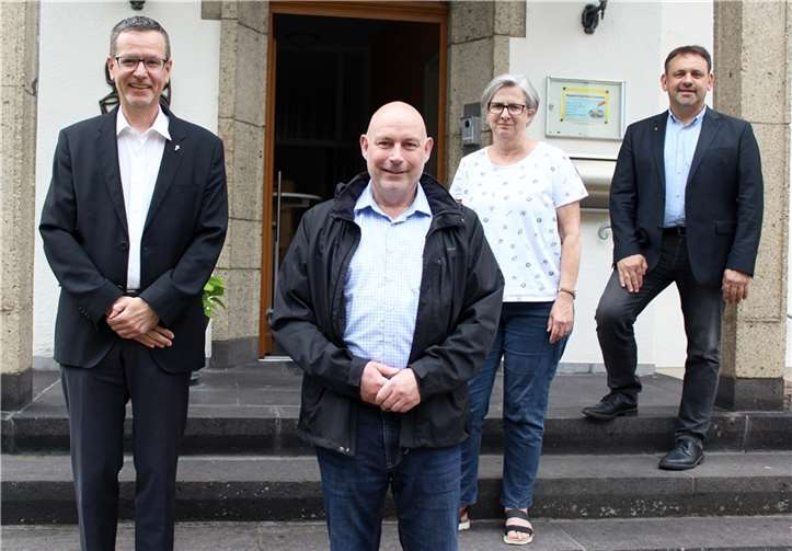 Heiko Hastrich (2. von links) freut sich auf seine Aufgaben als neuer Sozialraummanager für das Sozialraumprojekt in Lahnstein. Zum Start begrüßten ihn (von links) Pfarrer Armin Sturm, Hella Schröder, Gemeindereferentin der Pfarrei Sankt Martin Lahnstein, und Rainer Lehmler, Referent Gemeindecaritas beim Caritasverband Westerwald-Rhein-Lahn. Foto: Caritasverband Westerwald-Rhein-Lahn e. V.