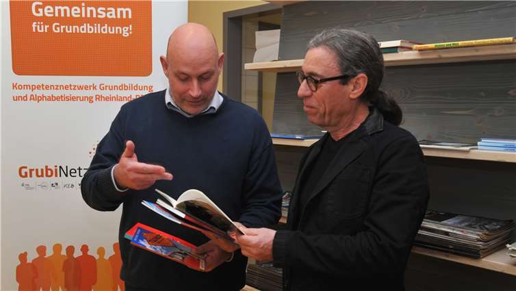 Heiko Hastrich (links) und Ulrich Enders freuen sich über das neue Material für das Lerncafé PC.Stadt Andernach/Maurer