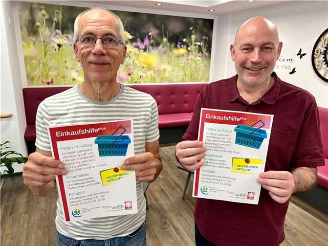Heiko Hastrich (re.) und Herbert Simon suchen weitere Helferinnen und Helfer für die Einkaufshilfe plus in Lahnstein. Die Initiative wurde vor rund drei Jahren während der Corona-Pandemie ins Leben gerufen und vermittelt seitdem ehrenamtliche Hilfe im Alltag.  Foto: Caritasverband Westerwald-Rhein-Lahn/Holger Pöritzsch