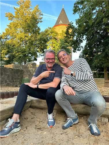 Heiko Hecking und Gerd Engel brauchen noch dringend ein paar Ideen für ihr Vorlesekabarett. Foto: privat