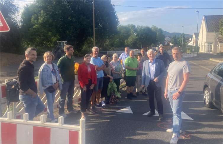 Heiko Kipfelsberger (rechts) informierte CDU-Ratsmitglieder und Anwohner vor Ort über den Zweck der Großbaustelle an der Bürresheimer Straße gegenüber der Feuerwehr.Foto: CDU Rheinbreitbach