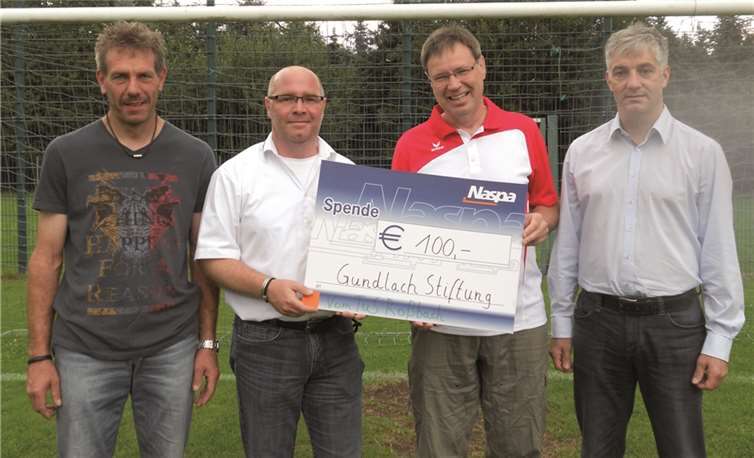 Heiko Marmé (2. v. l.) nahm im Namen der Gundlach-Stiftung den Spendenscheck aus den Händen des TuS-Vorsitzenden Bernd Nöllgen (2. v. r.) entgegen. privat