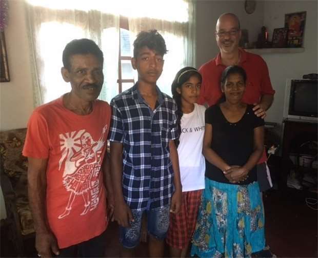 Heiko (r.) überbrachte die finanzielle Unterstützung aus Sammlung bei der Schäferhütte.privat