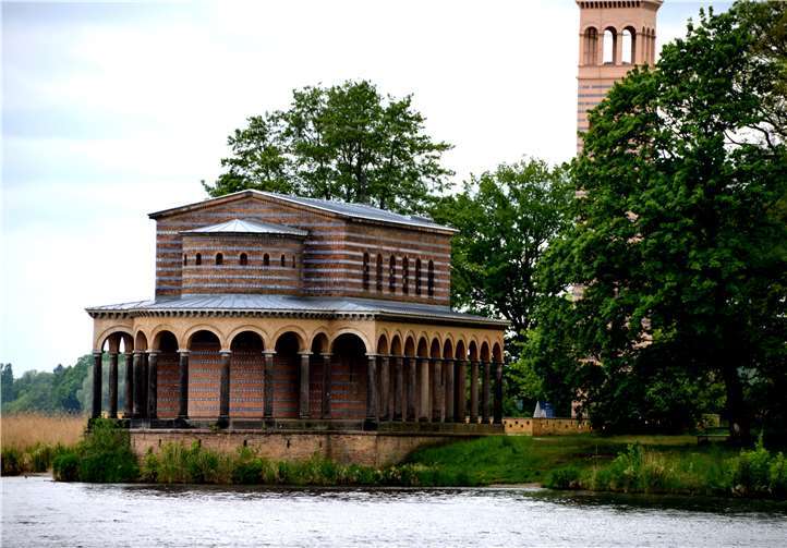 Heilandkirche von Sacrow liegt wie ein Schiff an der Havel. Foto: Oswald Senner
